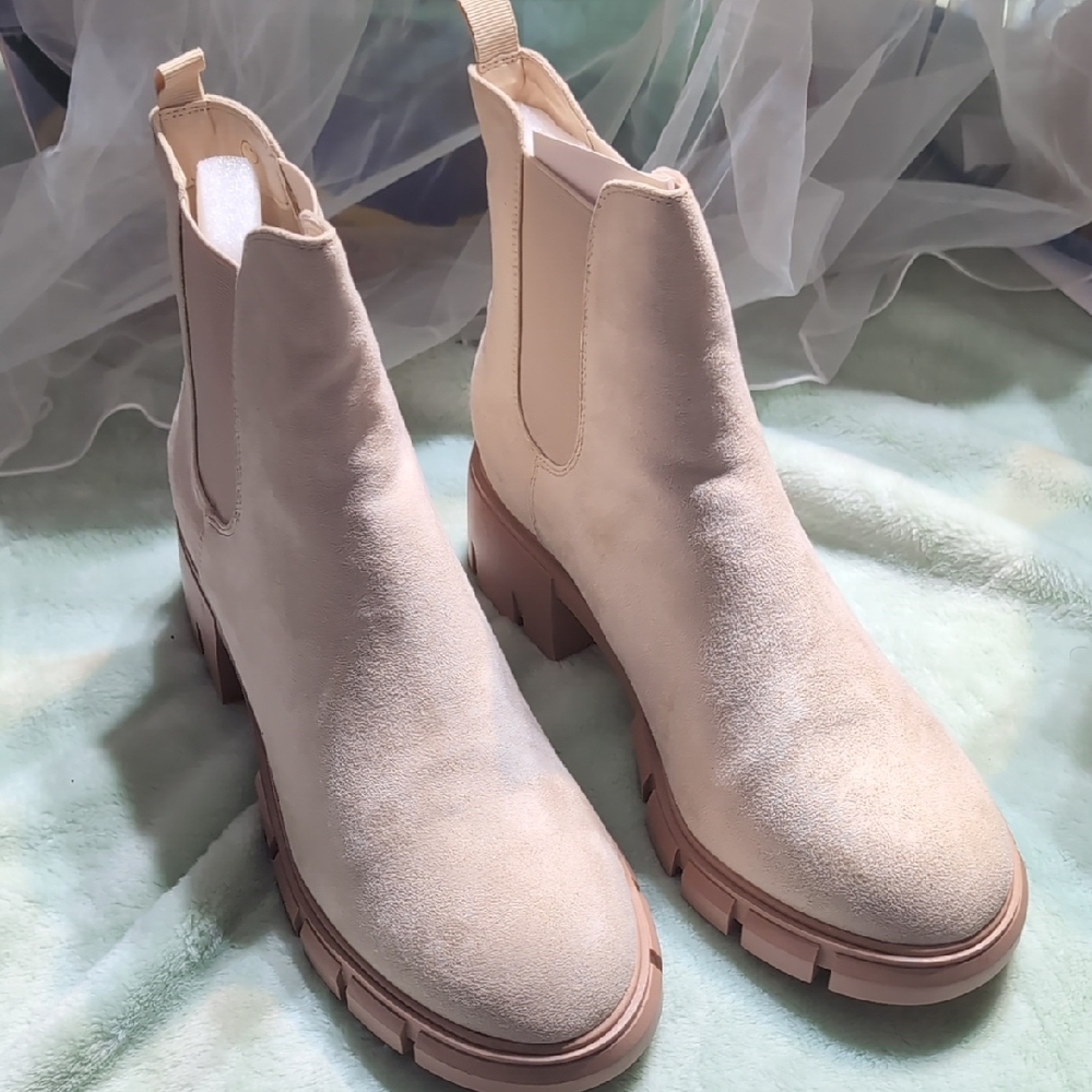Elegant Cream Chelsea Boots